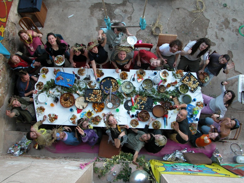 File:Sentados a la mesa en Can Masdeu.jpg